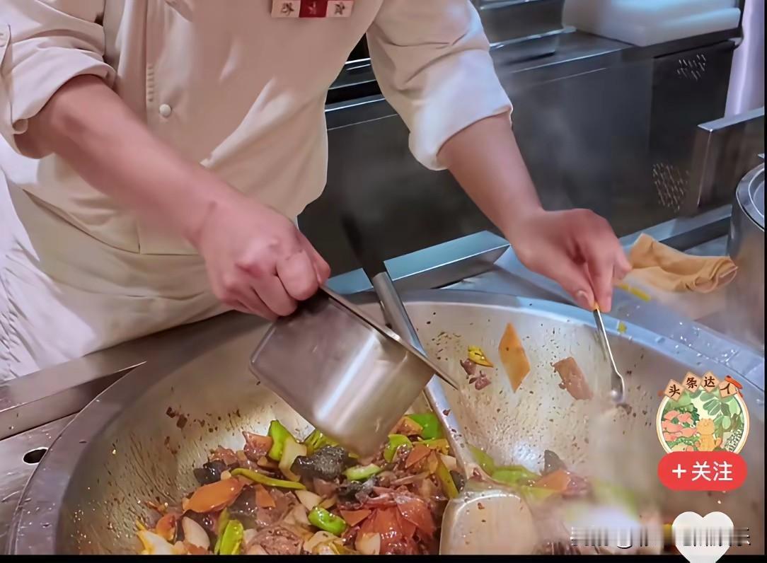 西贝的员工餐才是真正的新鲜食材大火现炒的，以为他们没有明火只会用电磁炉加热冷冻食