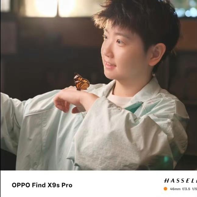 光影落在发梢上，蝴蝶轻轻停在指尖。
孙颖莎的这组画面，像把夏天的风揉进了镜头里。