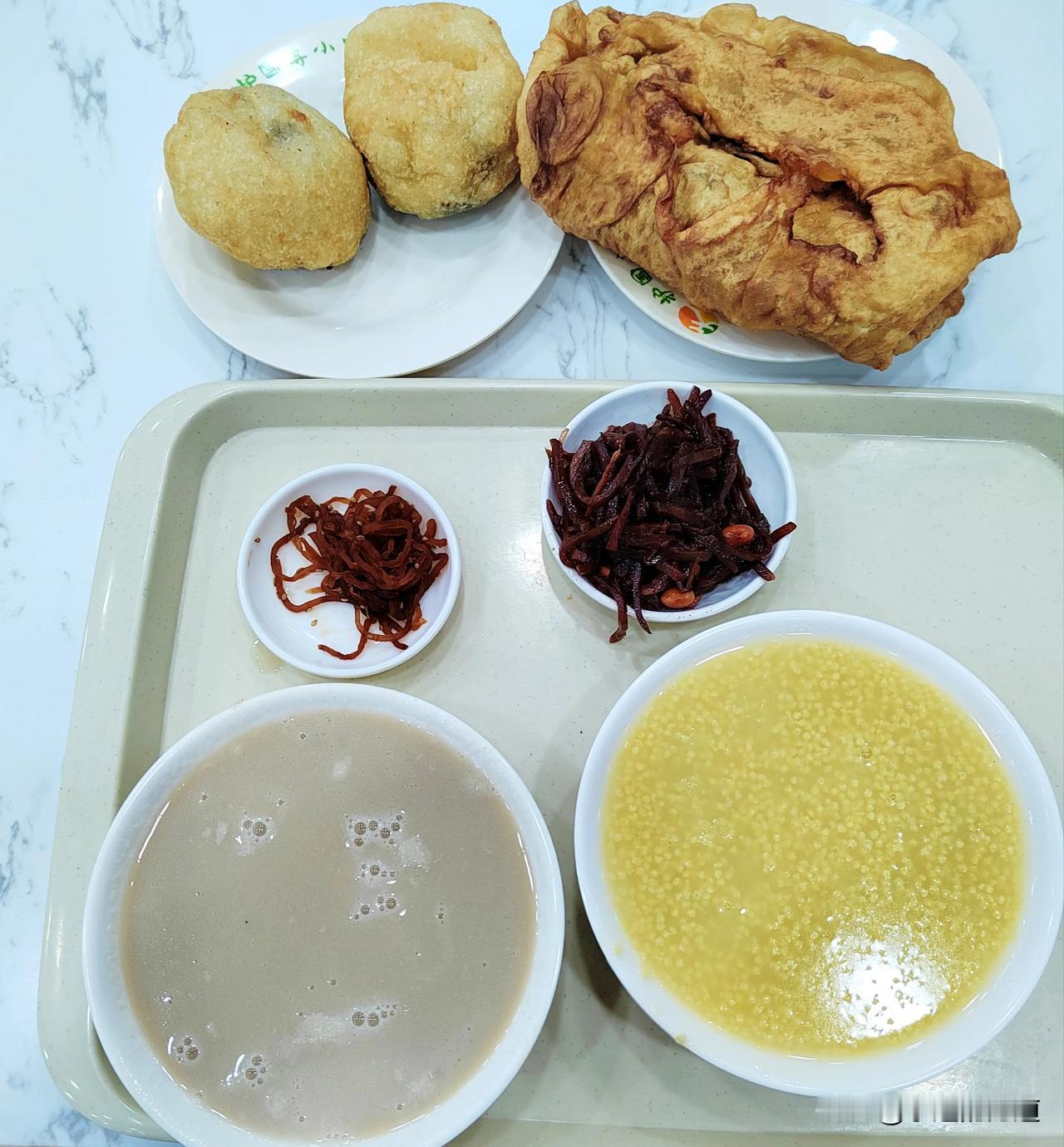#我来唠家常#
今天早餐挑战了一下“恶名远扬”的北京豆汁儿。味道并没有传说中的那