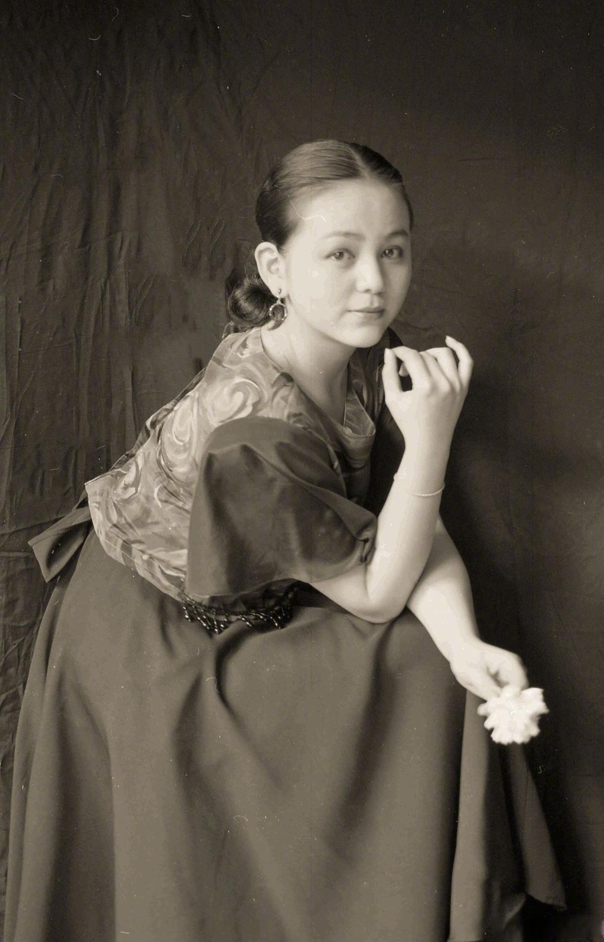 那时的她22岁，青春靓丽，还有点婴儿肥，很有异域风情，如今的她一点不减当年，漂亮