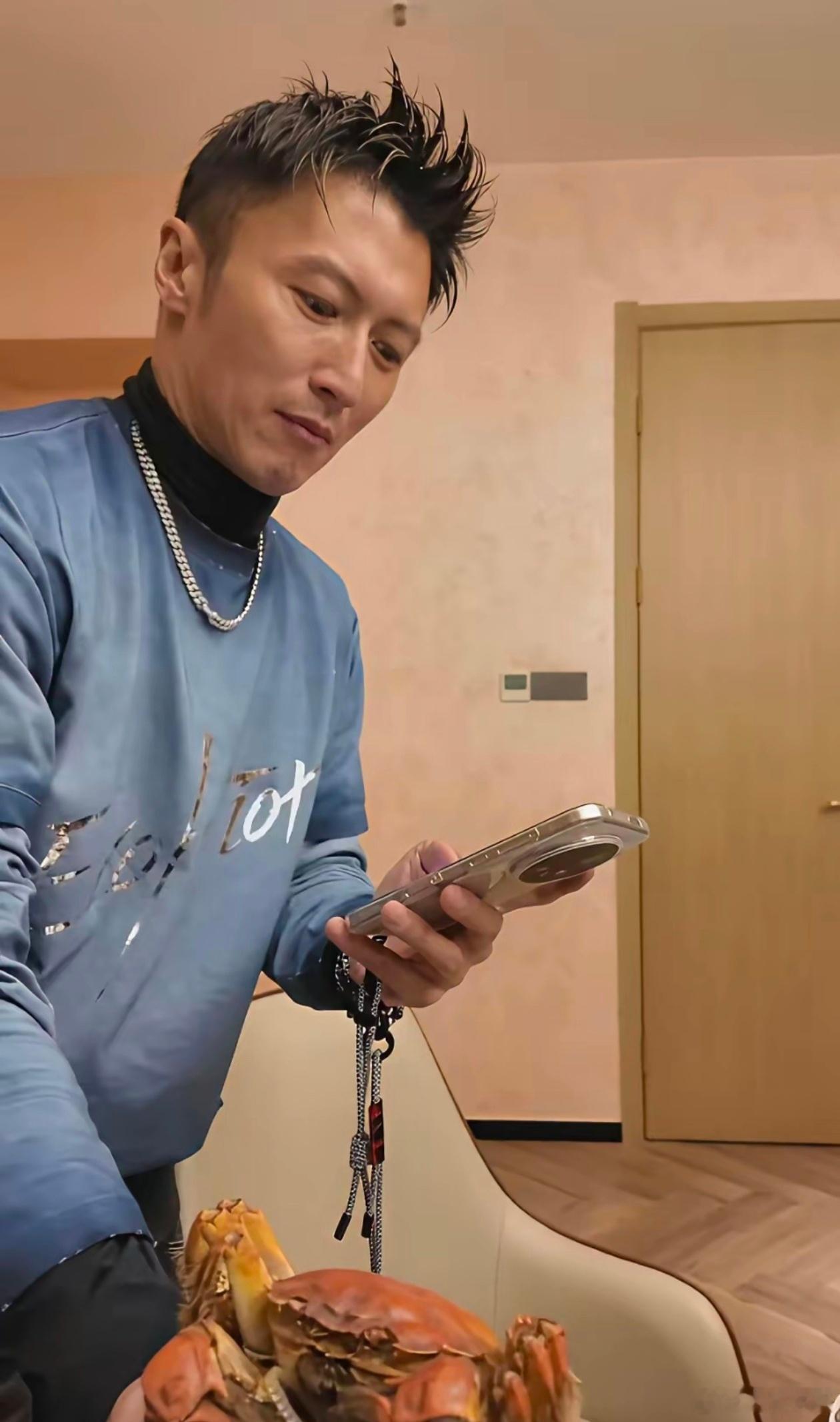 峰哥对荣耀Magic8 Pro是真爱！可以看得出来，谢霆锋一直在把荣耀Magic