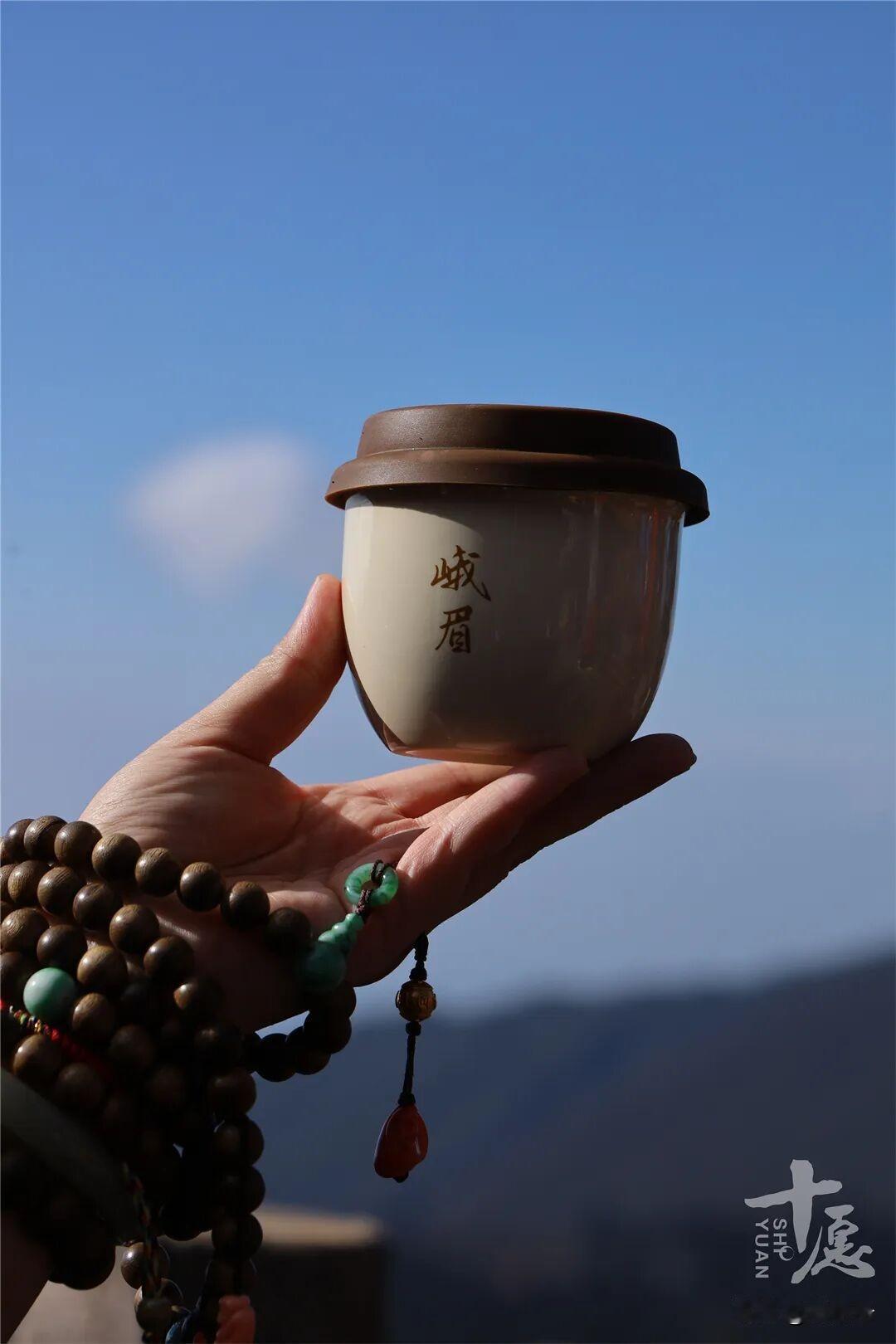 看远才能览物于胸，
只看眼前美景，难见山外之山;
困于蝇头小利，难睹天外之天。