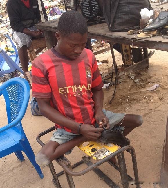 #为什么非洲人是黑的#
晒的，虽然没有科学依据但非洲太阳确实很大、很热，据传说黑