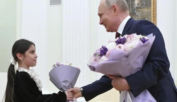 2023年，普京到达吉斯坦视察，当地一个8岁女孩莱萨特，因没能见到普京痛哭，视频