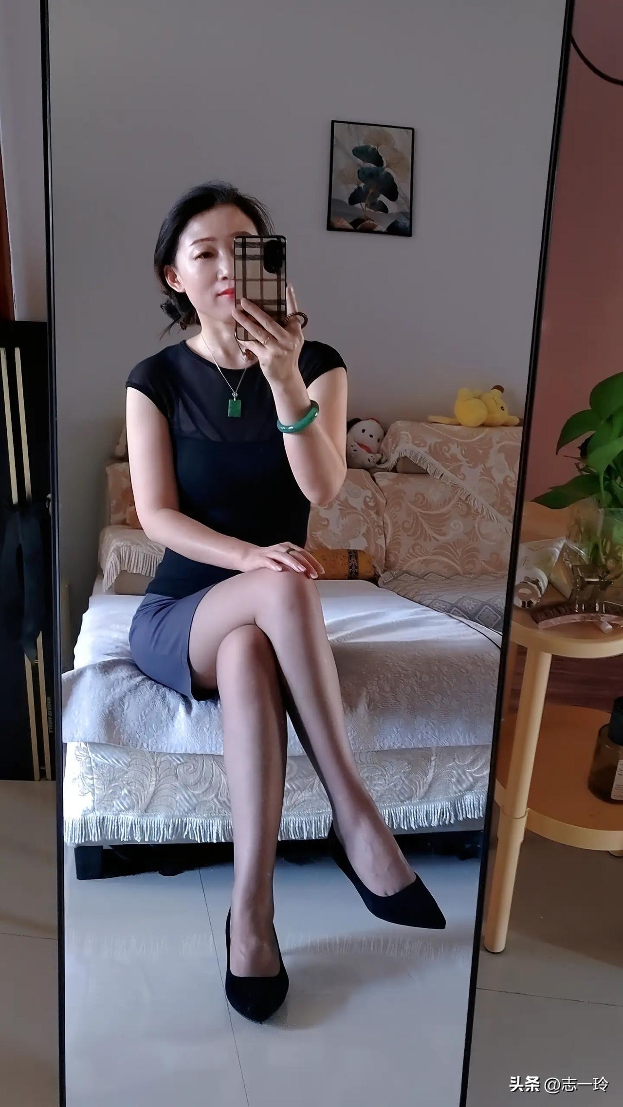黑色透视上衣搭配绿色饰品，简约而不失优雅
