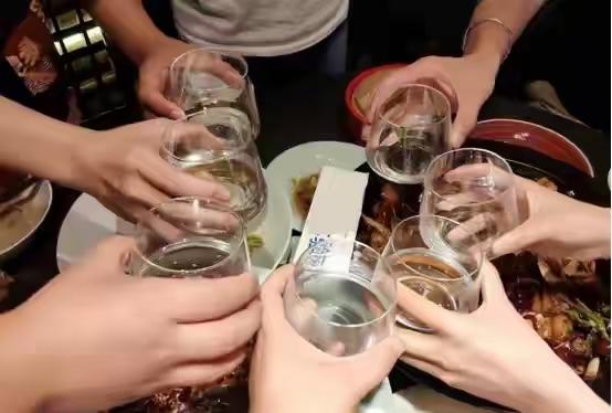 公司聚餐，领导让我去倒酒，我倒了一圈，回来位置被新来的坐了。

上周部门聚餐，领