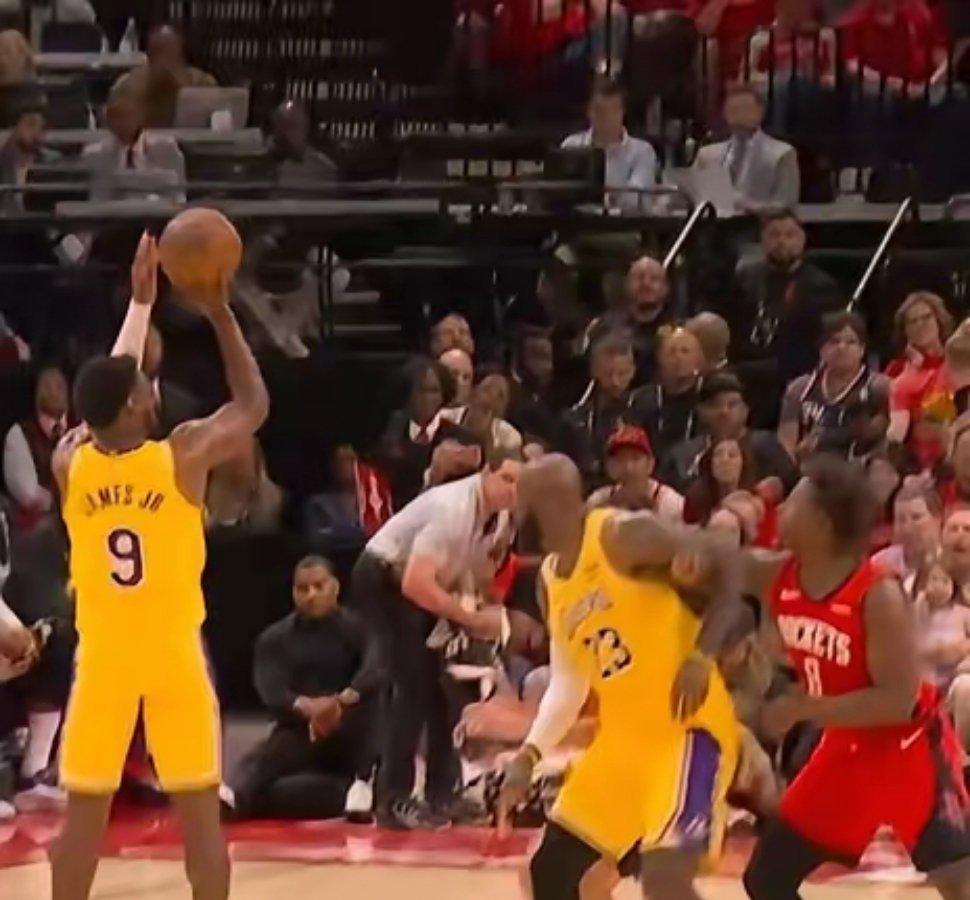 湖人vs火箭哇哦，NBA历史季后赛首次上演詹姆斯父子连线！镜头里詹姆斯三分线外精