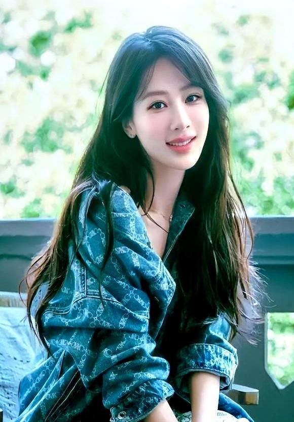 替前任挡下那碗胡辣汤惹出的全网唾沫后，她死死闭紧嘴巴，整整七年没再吐露半个字。你