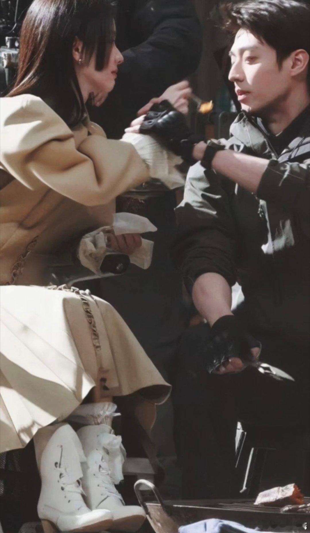 还以为陈都灵给撒贝宁喂红薯 这张合照自带笑点！陈靖可的侧颜太有欺骗性，不过也让这