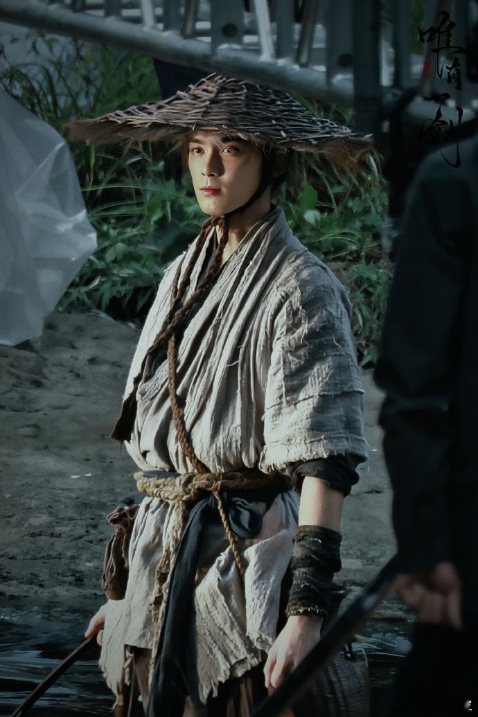吴磊布衣斗笠就是硬帅 太好了，是古装吴磊，布衣斗笠的陈平安就是硬帅，剑眉星目具象