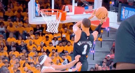 马刺媒体质疑裁判：“文班亚马被空中推腰，为什么不吹犯规？”这个球文班亚马最终没有