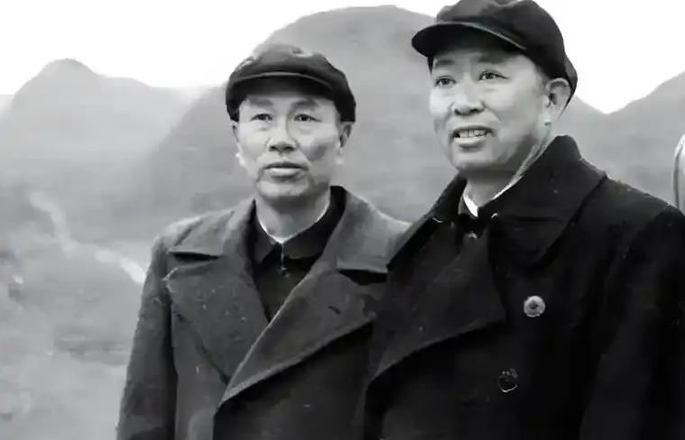 1950年，解放海南岛战役期间，邓华和韩先楚激烈争吵，邓华怒而质问：“是我指挥你