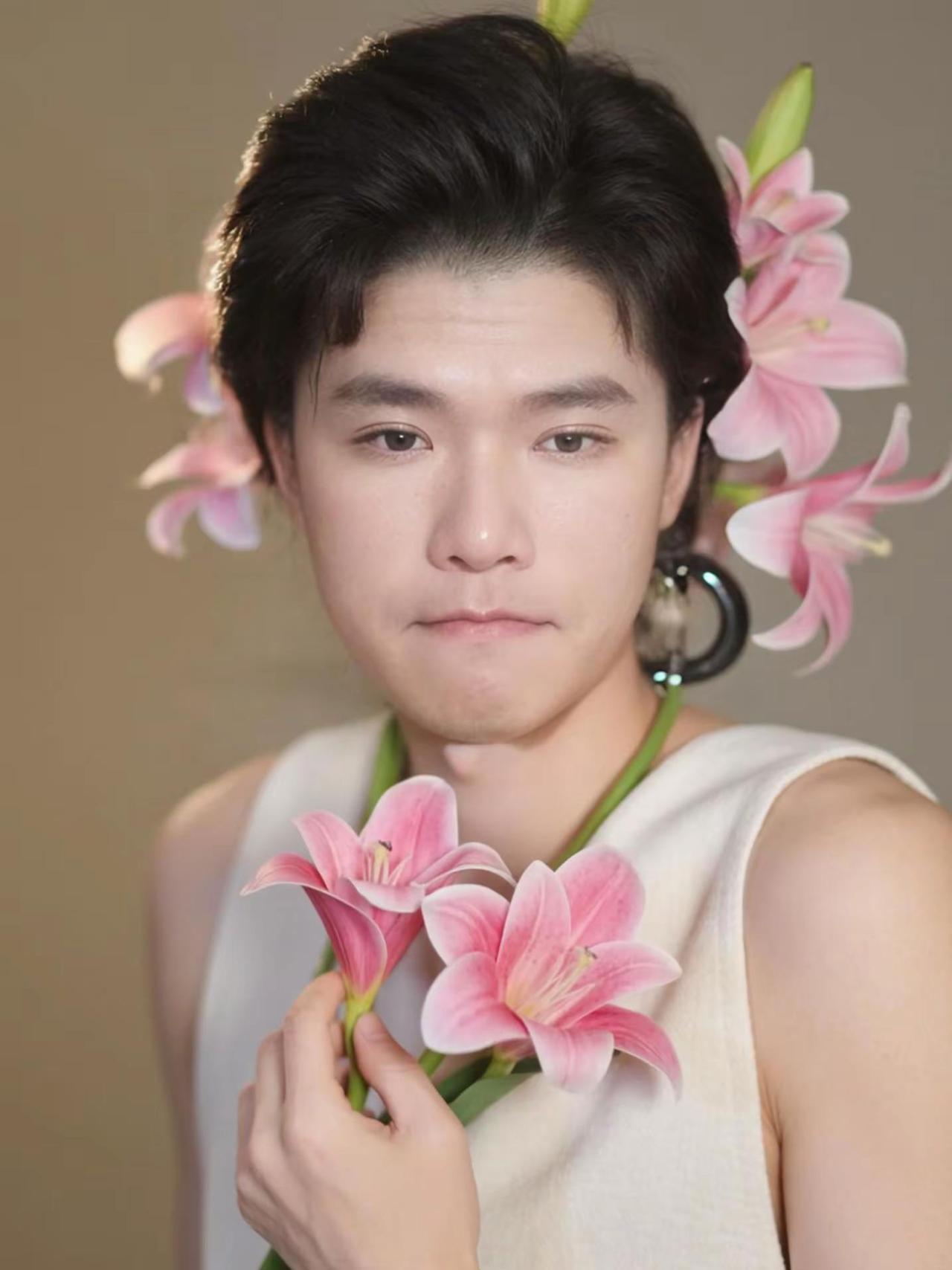 你看我把春天簪在了发间 随变ai随便玩 ai创作