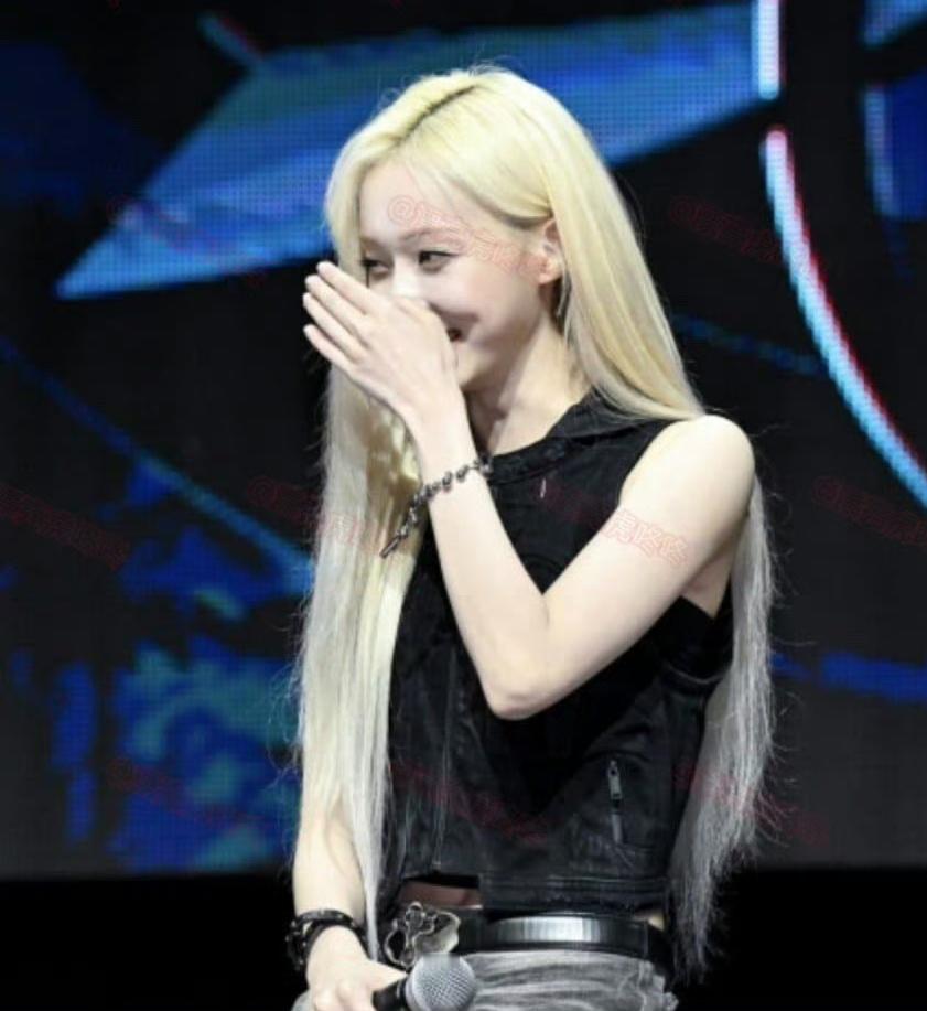 #金玟庭笑场#金玟庭在被记者提问方时赫聊天记录的问题时笑场了，哈哈哈我们wint