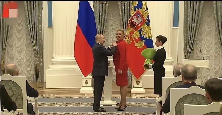 “扎姐”这个生日过的有排面！
​俄罗斯发言人扎哈罗娃，在50岁生日当天，普京亲自