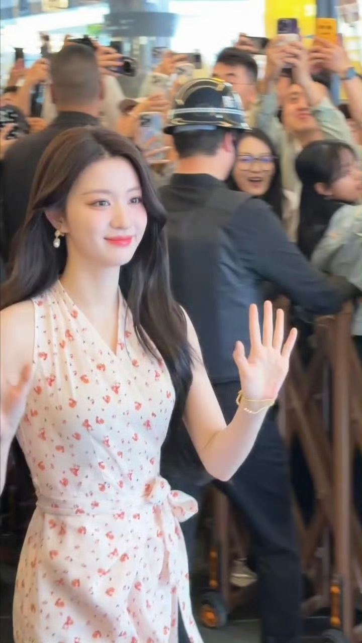 王楚然粉色碎花裙造型，姐姐的香气已经朝我扑面而来了