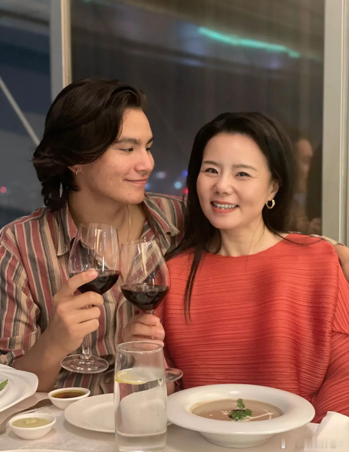 龚琳娜，幸福发文！6月15日，龚琳娜罕见在社交平台晒出了一张亲密的合照。令人没有