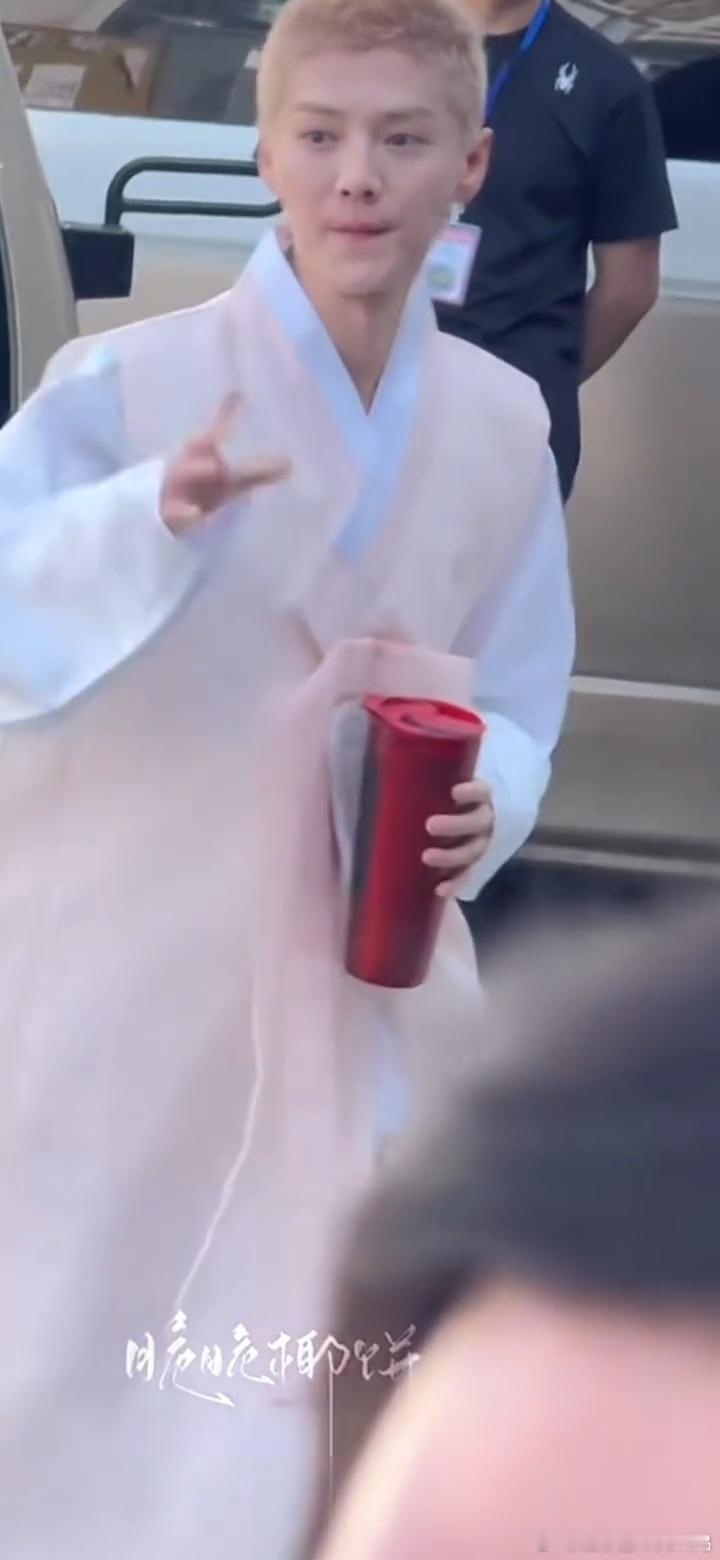 鹿晗用寸头检验颜值鹿晗寸头神图哈哈哈哈哈 五哈这期路透里鹿晗的寸头神图，我看了不