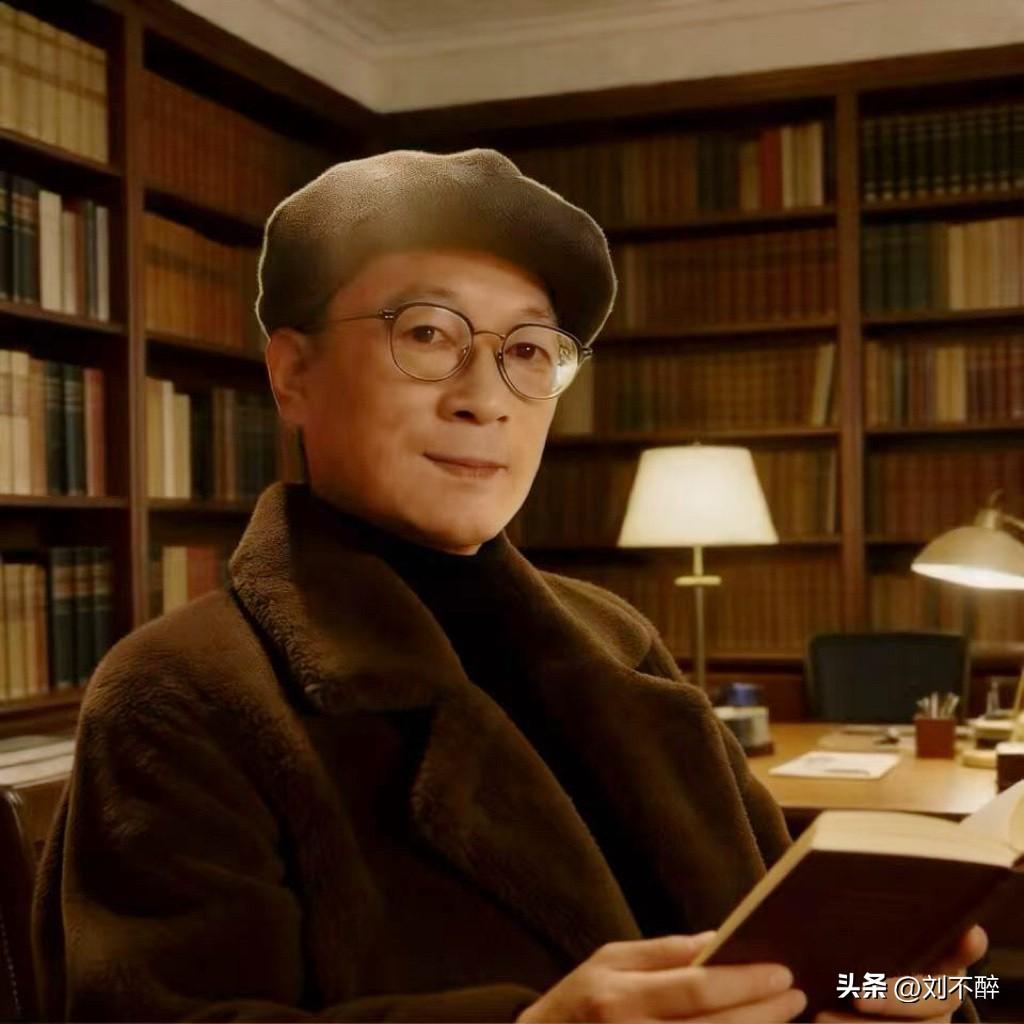 老伴总念叨我乱花钱！她常说：“都退休了，还穿得这么周正，有必要吗？”
或许是职业