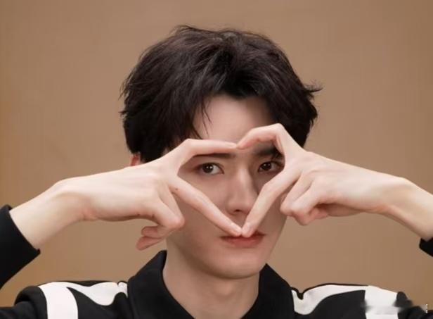 龚俊 直播生图 比个心心❤️[爱慕] ​​​