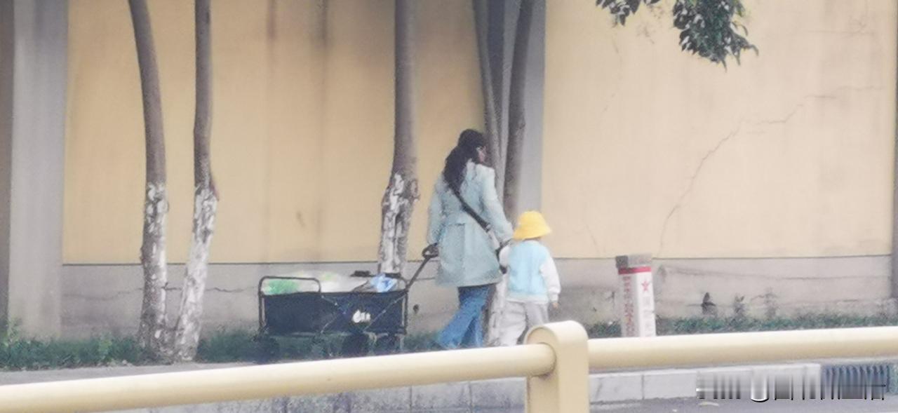 路上偶遇的一幕，心里一下子就被触动了。
雨天，一位年轻妈妈牵着两三岁的孩子，一边