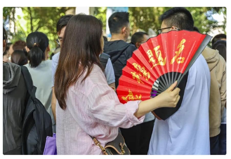 高考的第一天，
语文结束了。

网上立马就曝出了高考作文题目，
我大致看了一下，