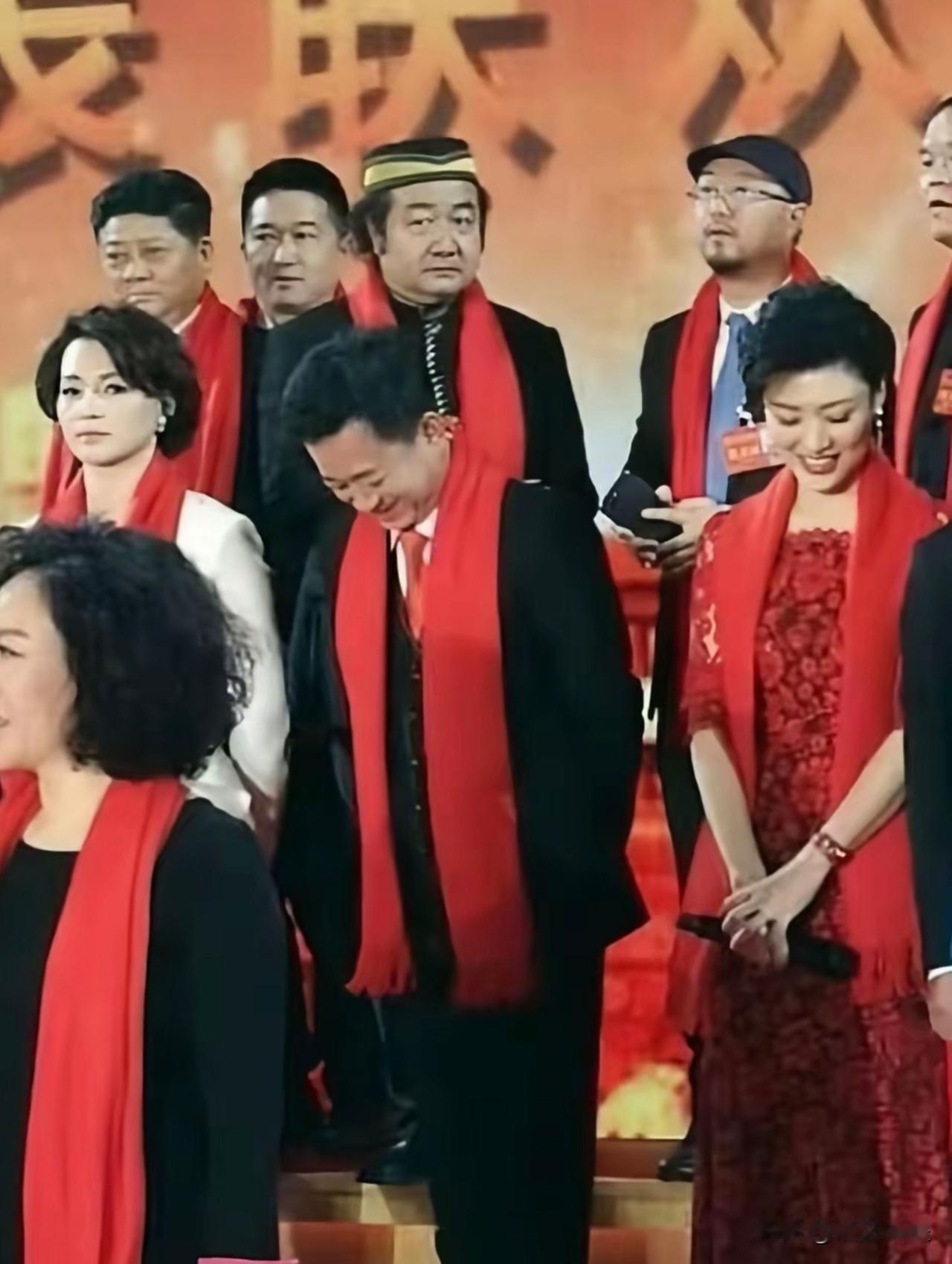 人
总要有点遗憾
不然老了
拿什么谈曾经……
你以为男生打篮球的样子最帅气
但是