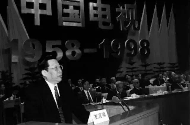 当年，央视台长杨伟光在未上报情况下，竟然在《新闻联播》插入一段30秒广告，广电部