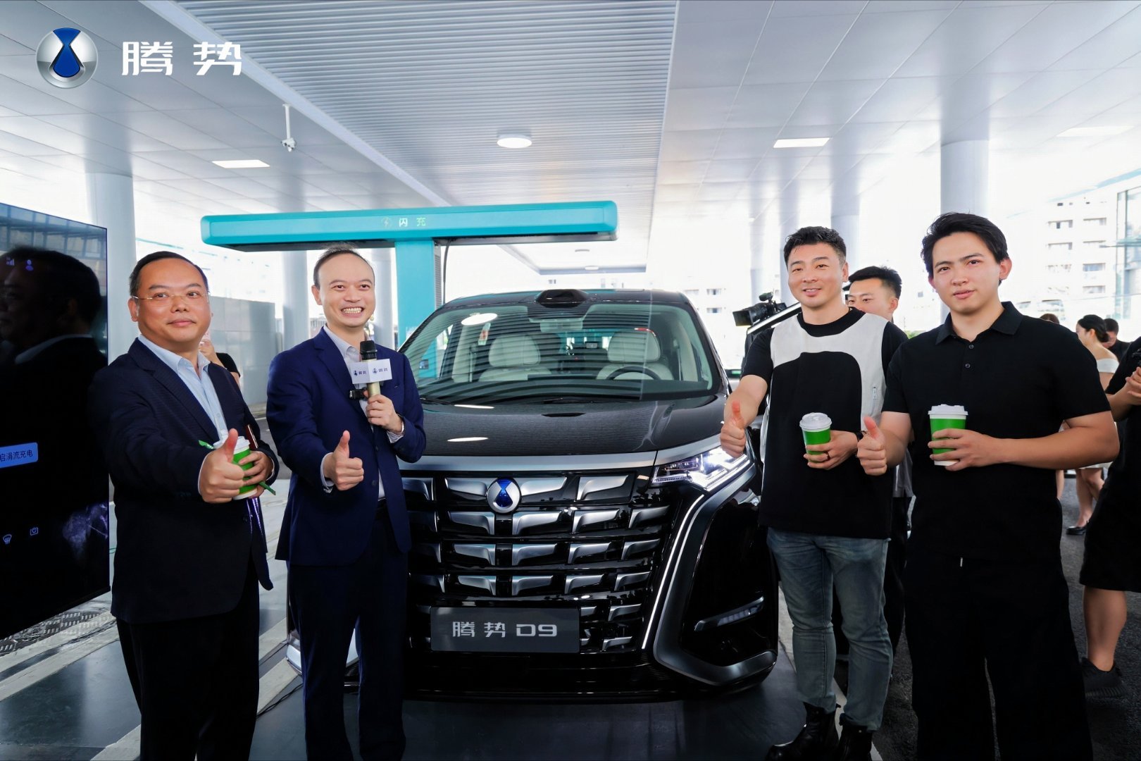 今天非常高兴能给中国国际期货股份有限公司总经理李先生、导演侯先生、国际贸易公司合