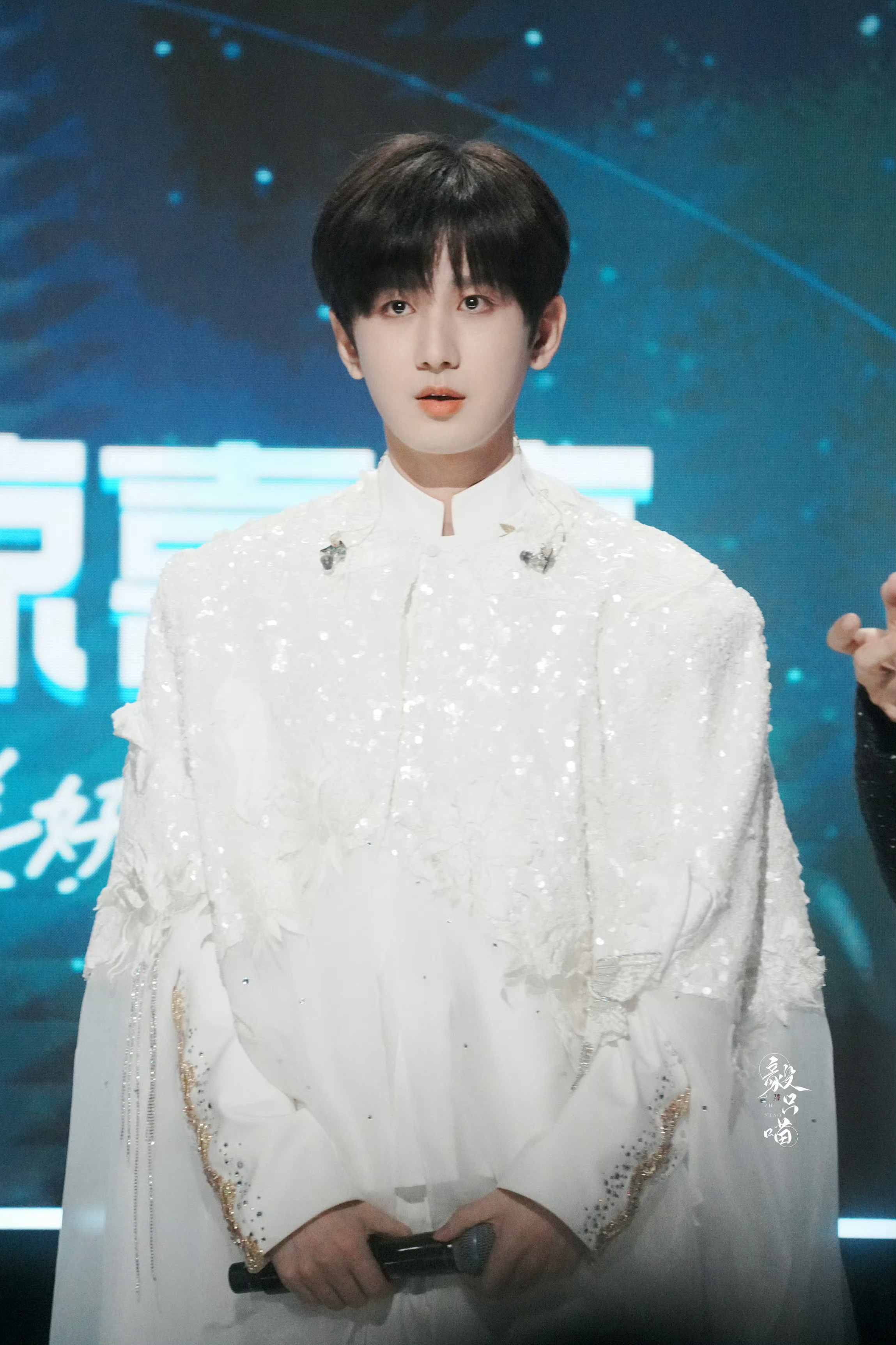 真好看[期待]好想看新鲜的成毅[拜托] ​​​
