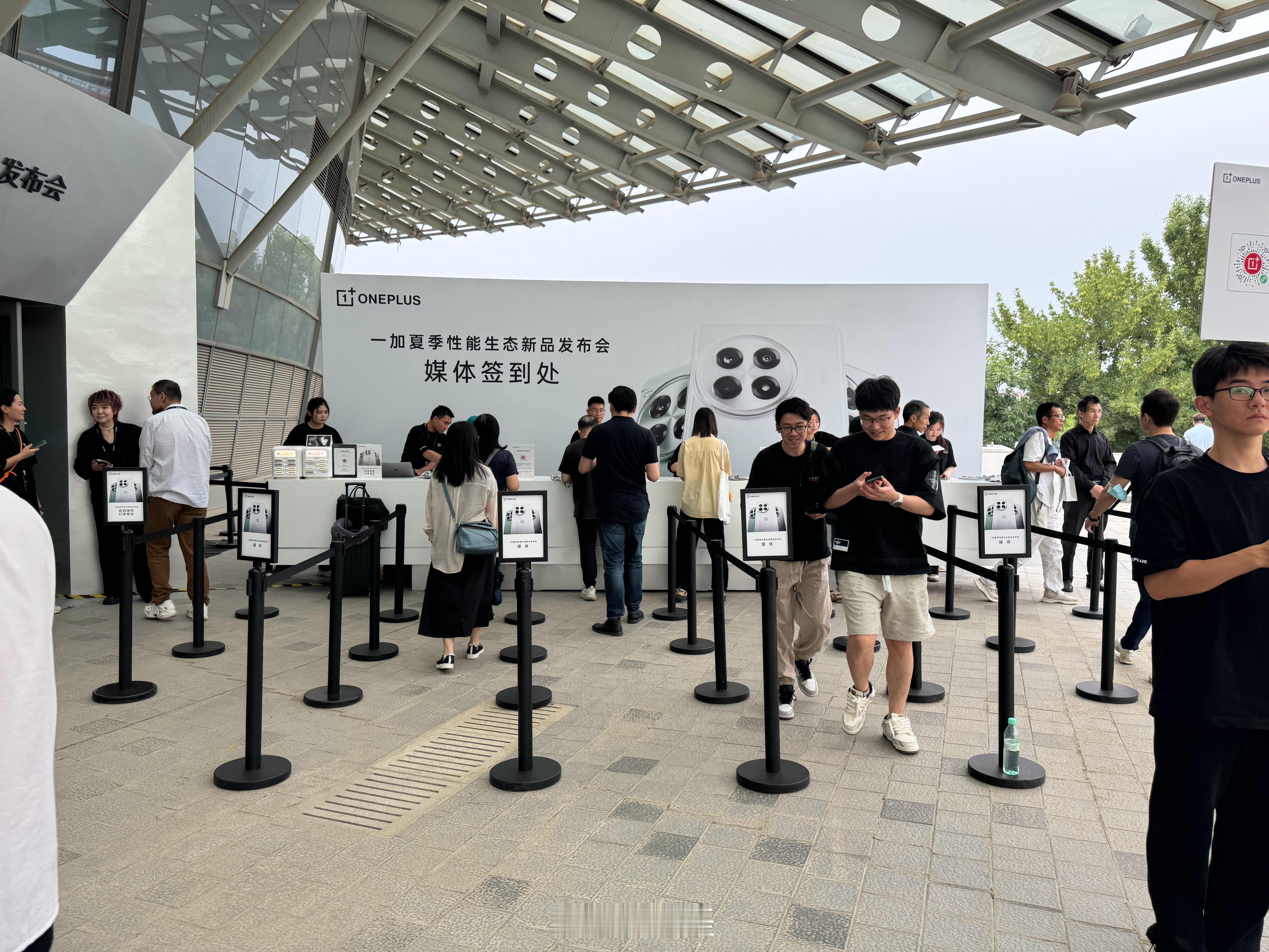 来了来了 一加发布会马上开始，大学和Coser的碰撞，感觉自己年轻了呢  ​​​