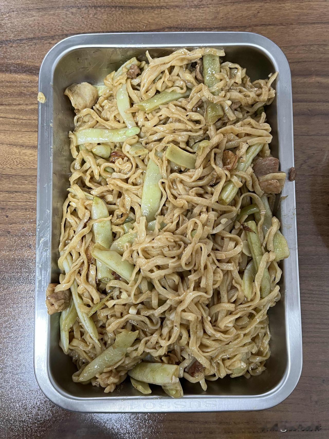 好友们晚上好！假期愉快，晚餐香香！今天的晚餐：
豆角焖面
酱梅花骨
果盘

今天