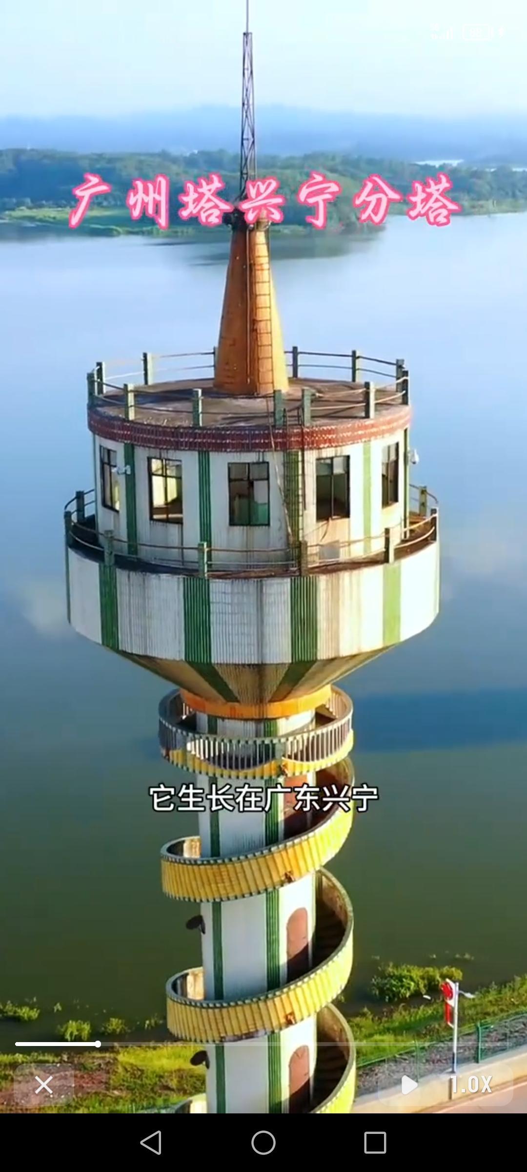 就像唐尚珺，明明有实力，却因出身普通，复读十六次还在为学业奔波，而有背景的董小姐
