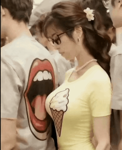 其实，人家只是想吃你的冰淇淋而已[捂脸]