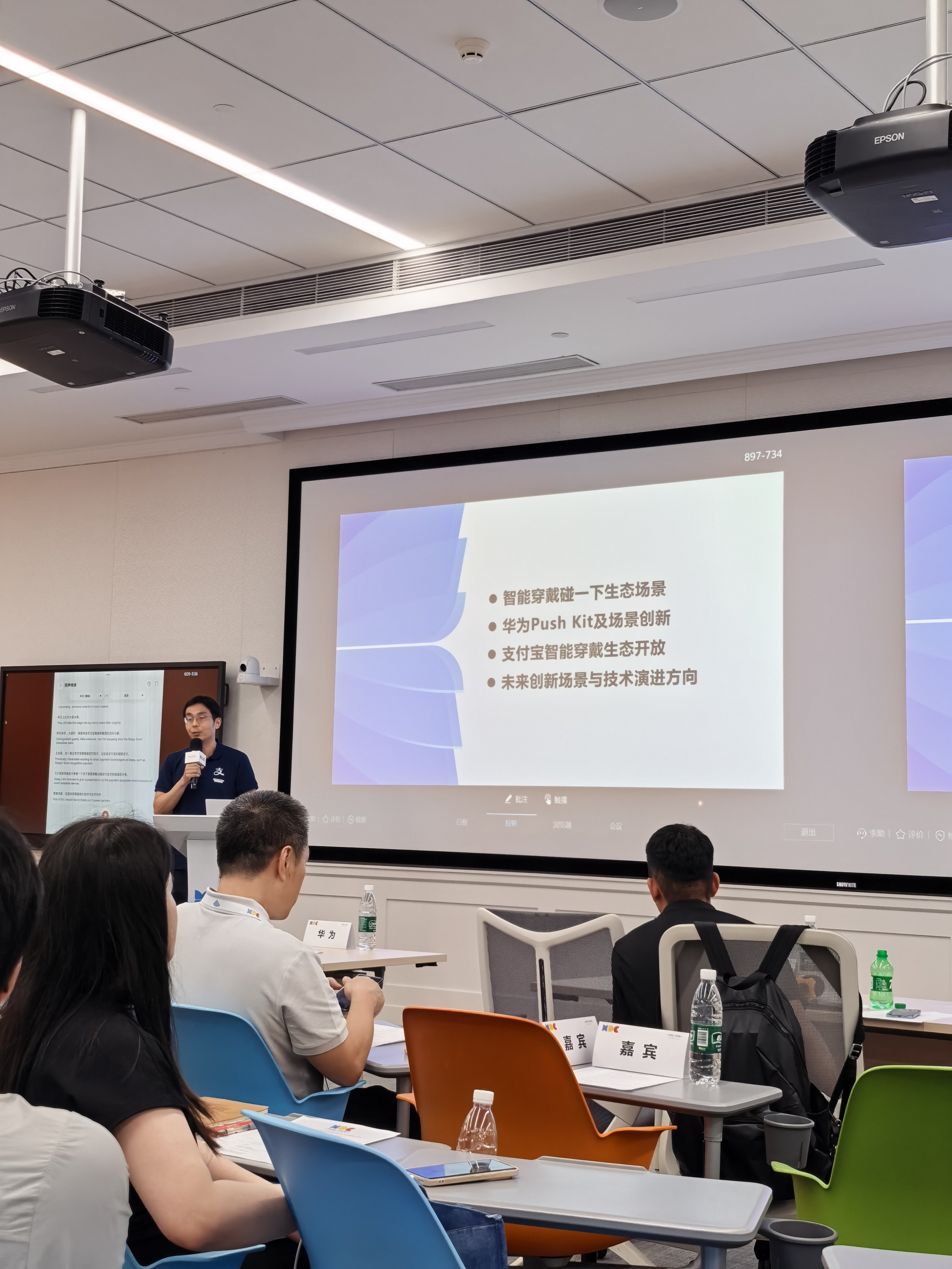 支付宝在华为手表上的应用确实还不错，我偶尔也会用手表来买水，可以息屏碰一碰直接支