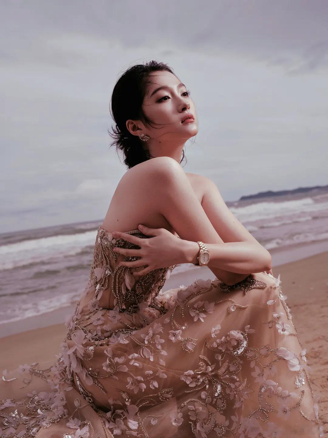 关晓彤ELLE出图上身第九套ES高定，这美背肌肉线条太性感了🥰 ​​​