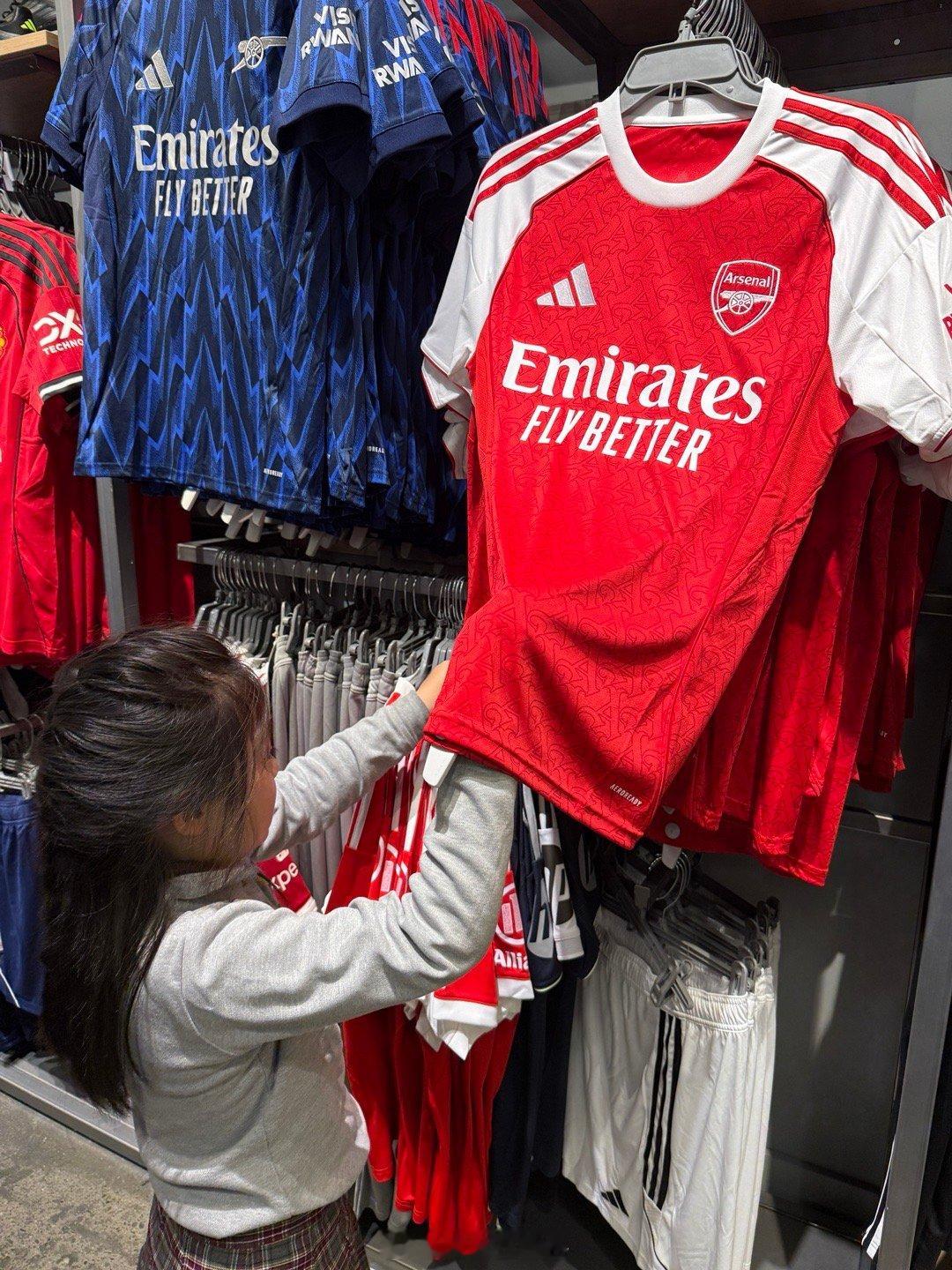 这娃是真的要进厂吗？！为何总对三弟球衣感兴趣。猫叔家日记