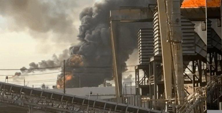 凤凰新闻【美国得州一炼油厂发生爆炸：每日产能38万桶】美国福克斯新闻报道，当地时