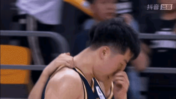 主教练对球员的信任有多重要？
杜锋对胡明轩是绝对信任。所以胡明轩在状态严重下滑的