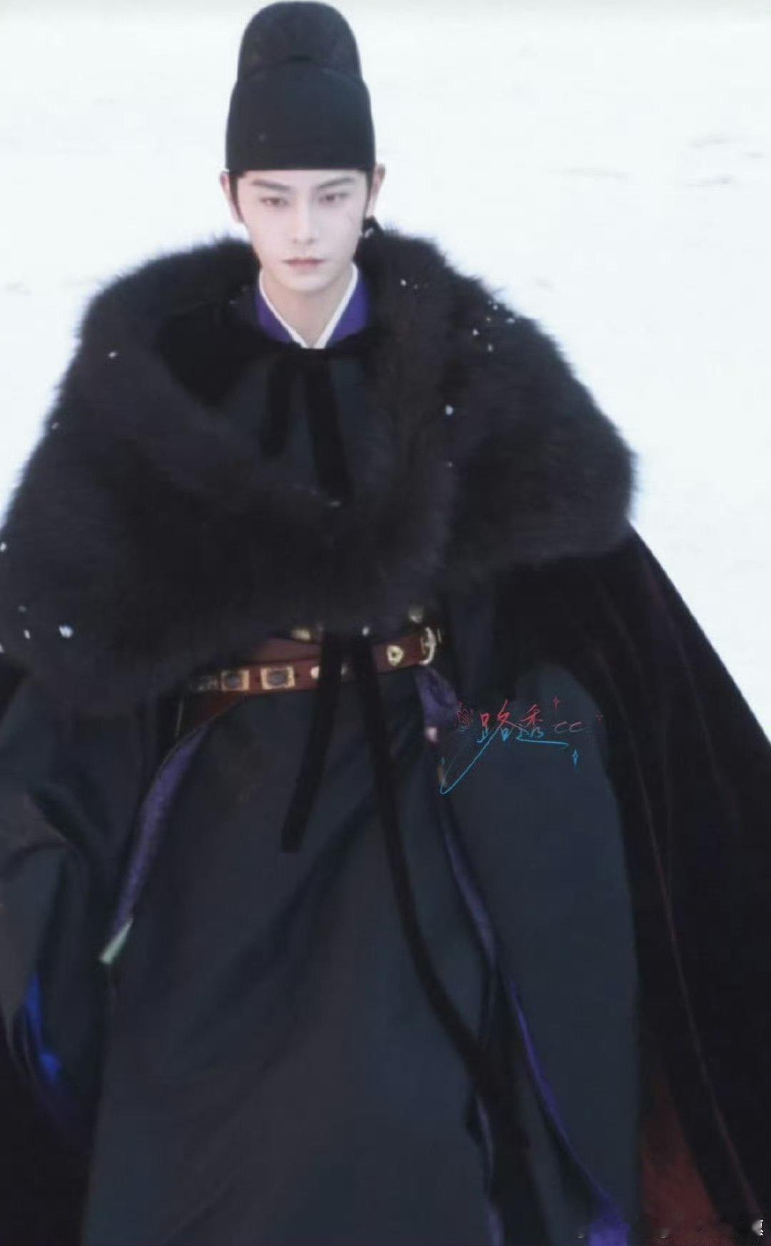 丁禹兮司宫令雪中大氅造型司宫令 玄色大氅覆雪，毛领衬眉眼，清冷与贵气碰撞，氛围感