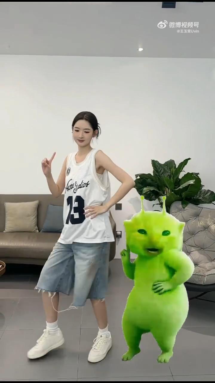王玉雯舞蹈搭子小绿猫王玉雯带大家复习地球团舞动作谁能拒绝王玉雯和小绿猫组合！带着