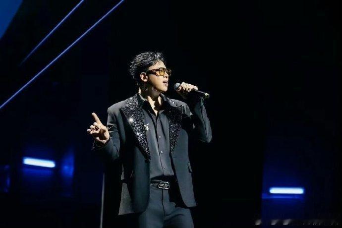 中国球迷万人齐唱金润吉全球都热Al东北超金润吉献唱世界杯助威曲 传唱度拉满的助威