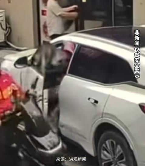 第一次见“开门杀”被反杀的。女子开车门时没注意前方电动车，结果电动车径直撞向打开
