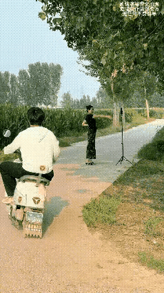 哥们啊
人家不就是跳个舞吗
至于把你迷成这样吗
连个电瓶车都骑不好了[笑哭]