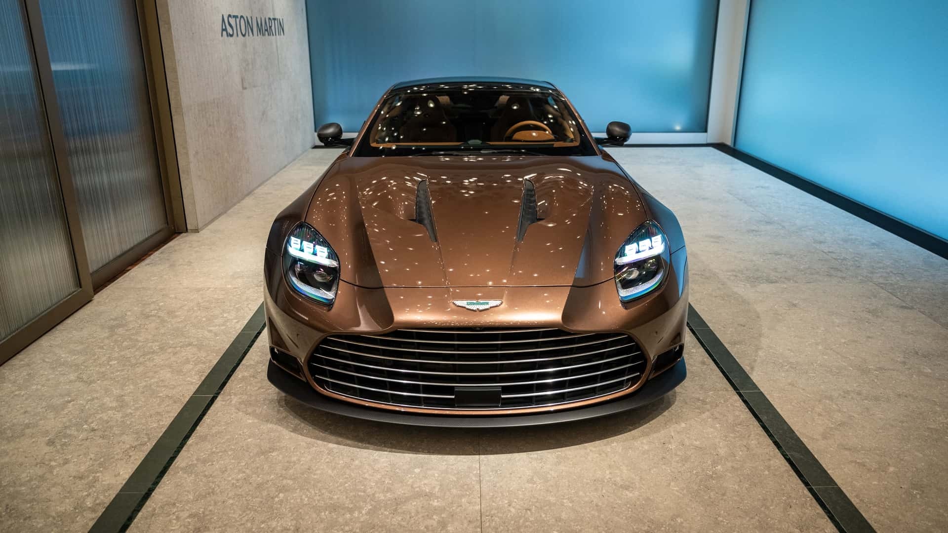 DBS 的继任者，2025 款阿斯顿•马丁 Vanquish 亮相纽约。 ​​​