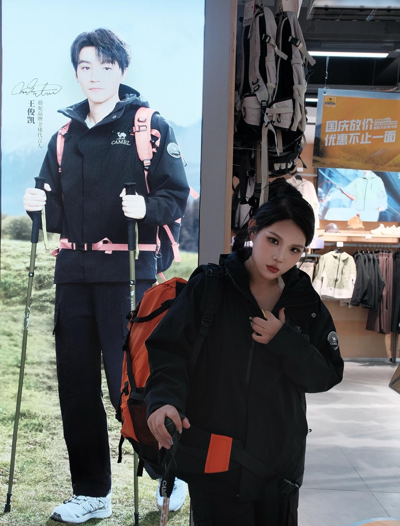 不愧是王俊凯同款，我这种普女穿了都这么帅～
📍拉萨 
入秋之后拉萨的气温越来越