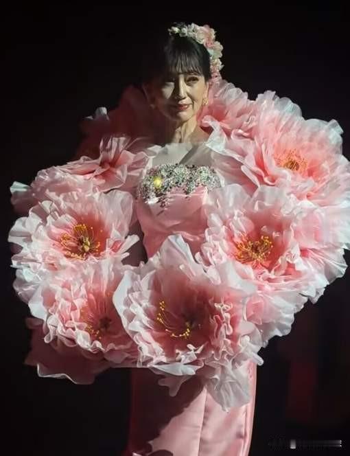 9月12日，北京时装周非遗高定大秀上，72岁赵雅芝压轴亮相，雾粉礼服铺满立体牡丹