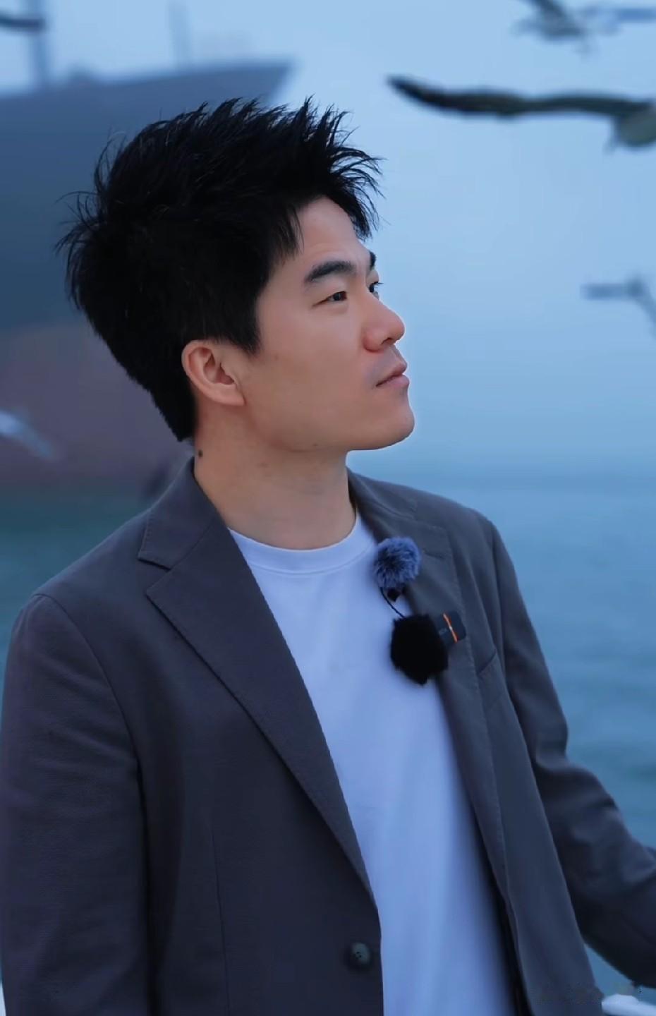 董宇辉是有大局观的，他不在意青州各路商家把他当做抖加来用，并为此感到高兴。阅山河