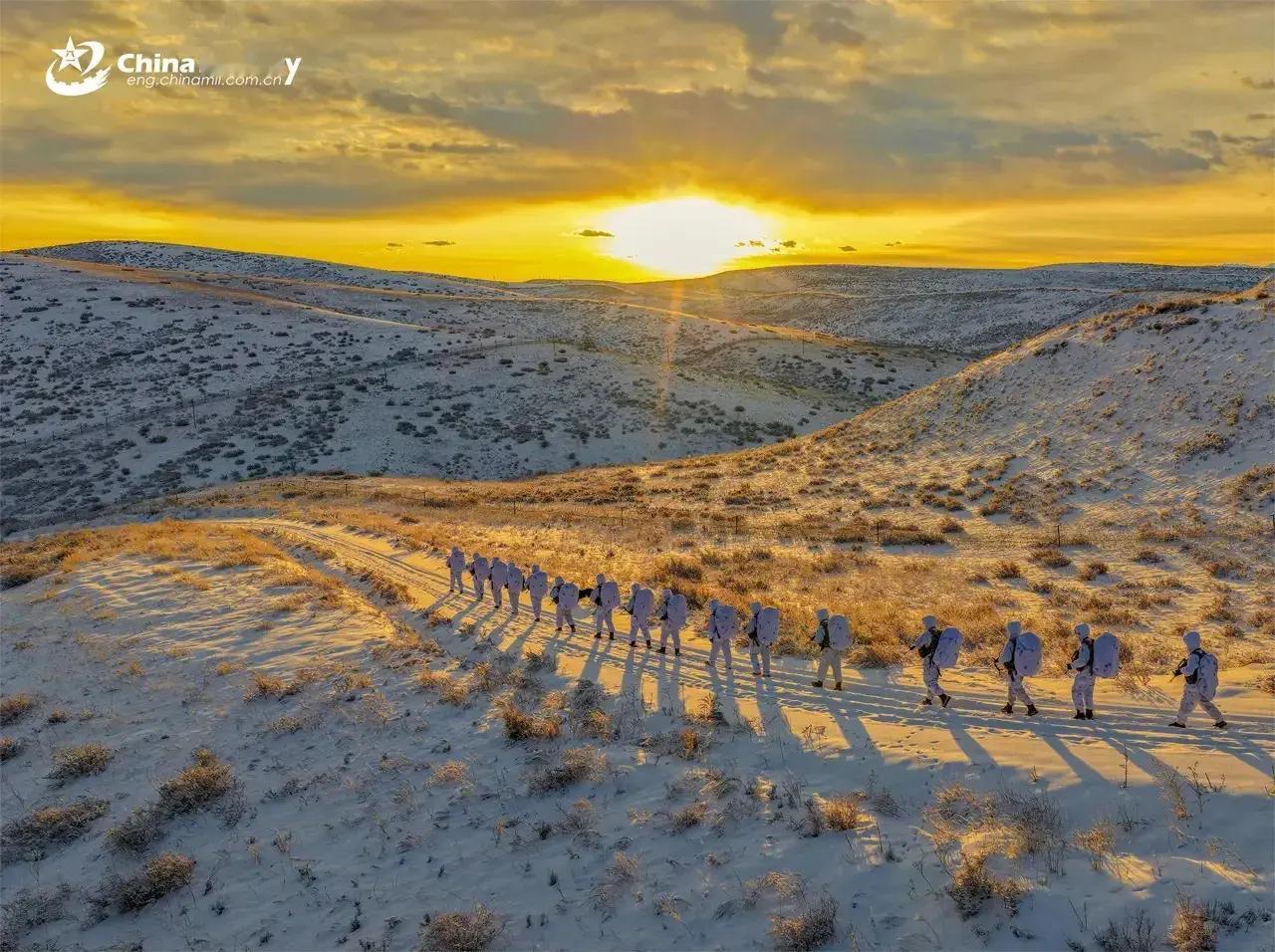 “真正的战士，从不畏惧风雪的考验！”

外军紧盯解放军的极寒演训。这种训练包括在