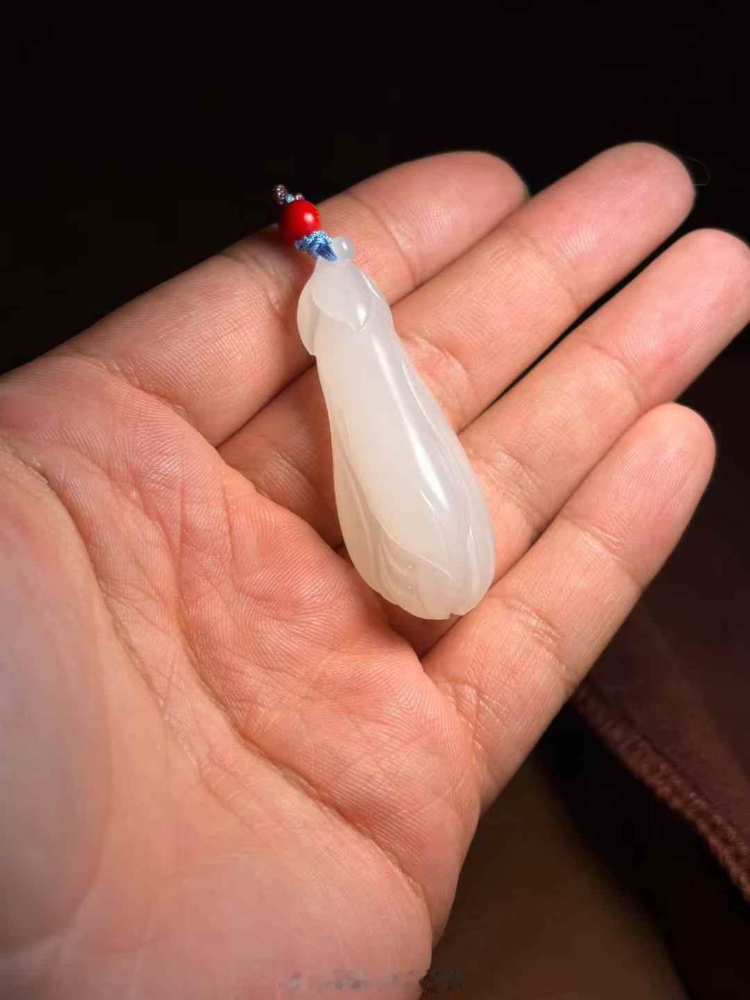 和田玉白玉玉兰花挂坠，20.8克雅致玉兰花，雕工柔和婉转，线条流畅灵动。玉质细腻